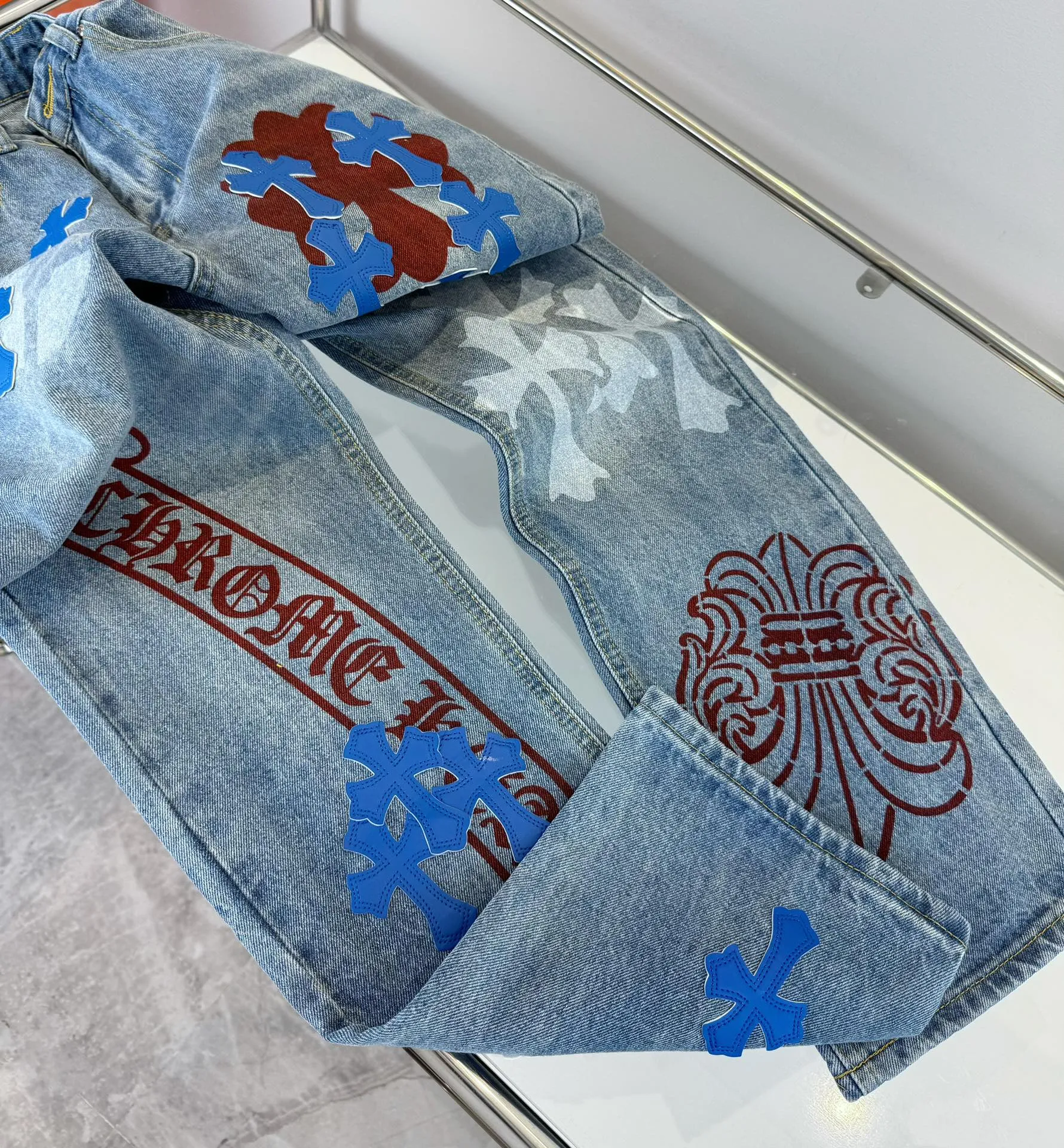 🅿️290 Style No.: D71 Chroe Hets CH Chroe Hetzer washed blue jeans, ceiling-level jeans, a pair is hard to find at the counter‼ ️ About Zangyin ✅ This is an extremely luxurious fashion brand that can also be called the aristocracy of the high street. It has always been an exclusive brand for some hipsters or the rich second generation. The color of this model is already very eye-catching by using a unique washed material. It is decorated with pink patchwork cross flowers, which cleverly highlights the charm of the brand. Secondly, this model adopts a classic high-waist cut design, which highlights the long legs and fashionable temperament of the upper body. The brand is highly recognizable and the slim-fitting configuration is more suitable for daily wear. The personality will be fashionable and the specifications can be seen at a glance. Materials and technology ✅ Needless to say, this point goes without saying. As an excellent craftsman brand, Zangyin's requirements for details and craftsmanship are really perfect. The washed color of this model has gone through a lot of processes, not to mention the embellishment of the denim appliqués. It is also purely handmade and sewn. Just like what they believe in, only handmade things have soul and have the meaning of wearing. A top-notch heavy-duty fashionable denim item, recommended by both hands‼ ️Size# 28 30 32 34